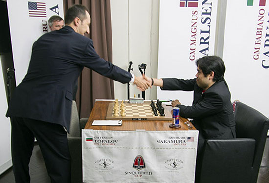 R 3 Un relajado Topalov saluda a Nakamura antes de conseguir su primera victoria