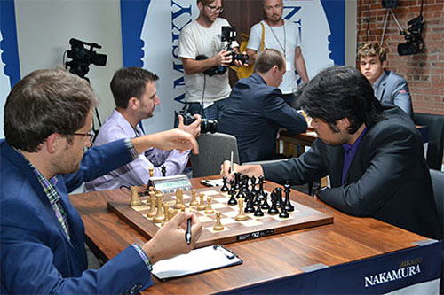 R 4 Aronian juega 5.h3 y 6.Ag5 contra la India del Rey de Nakamura