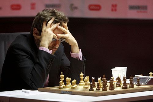 R 4 Aronian pensando tras 20...Tc8 de Karjakin. Norway 2013