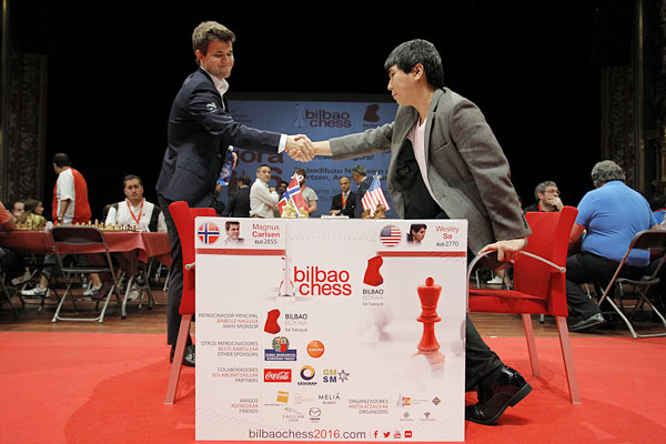 R 4 Saludo inicial de Carlsen y So