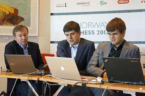 R 4 Svidler y Carlsen comentan su partida. A la izq Dirk Janten Geuzendam, editor en jefe de New in Chess. Norway 2012