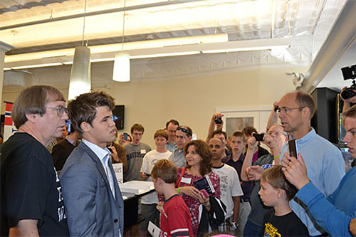 R 5 Carlsen esperado por una multitud de caza autógrafos