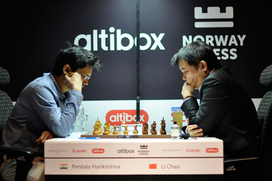 R 5 Harikrishna vence a Li Chao