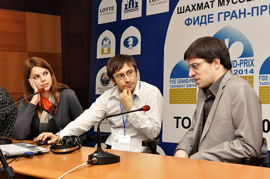R 5 Jakovenko espera la opinión de MVL tras la partida, junto a A. Karlovich