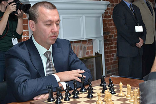 R 5 Kamsky pensando tras 6.Af4 empleado otra vez por Aronian contra la Leningrado 