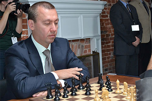 R 5 Kamsky pensando tras 6.Af4 empleado otra vez por Aronian contra la Leningrado