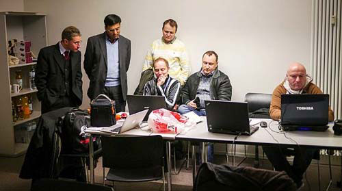 R 6 Anand y Adams mirando el apasionante duelo Fridman vs Naiditsch