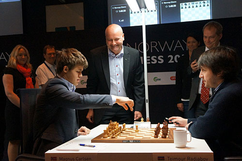 R 6 Carlsen vs Radjabov y un representante del patrocinador Lyse. Norway 2013