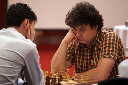 R 6 Korobov examina a Van Wely