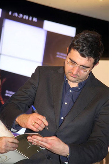 R 6 Kramnik firmando autógrafos tras su victoria sobre Morozevich 