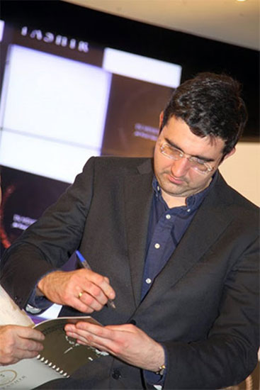 R 6 Kramnik firmando autógrafos tras su victoria sobre Morozevich