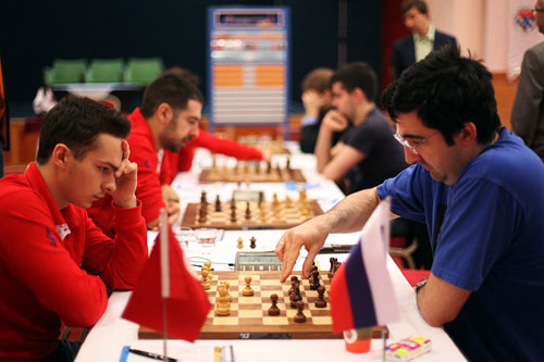 R 6 Rusia gana a Turquía y se acerca al líder Mesa 1 Ipatov vs Kramnik 