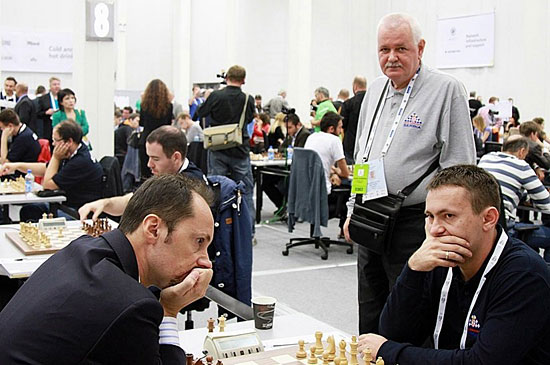 R 6 Topalov vuelve al triunfo ante el serbio Ivanisevich, parado Slavoljub Marjanovic (Capitán de Serbia)