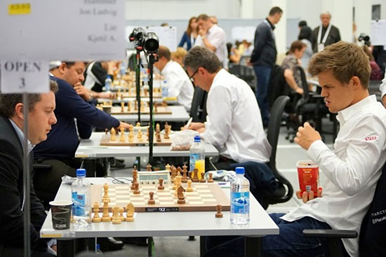 R 7 Carlsen pierde el final ante Naititsch