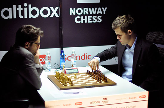 R 8 Aronian vence a Carlsen y logra compartir el primer lugar