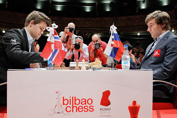 R 8 Carlsen pone en problemas a Karjakin