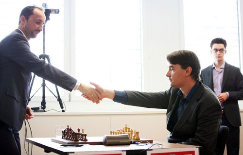 R 8 Frío saludo inicial y triunfo de Topalov sobre Morozevich, detrás Caruana. Zug 2013