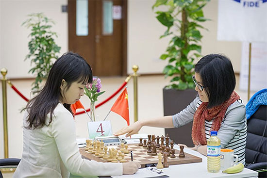 R 8 Ju Wenjun empata con Hou Yifan