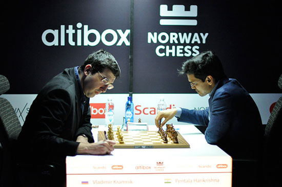 R 8 Kramnik logra una buena victoria posicional ante Harikrishna