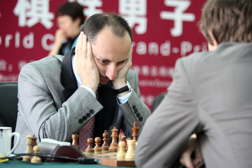 R 8 Topalov derrota a Karjakin, que culmina su descalabro 