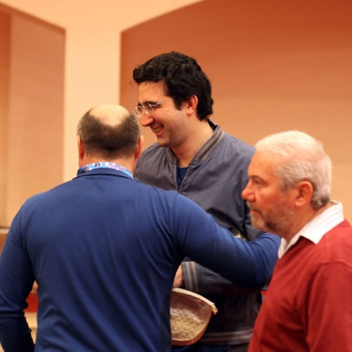 R 9 Kramnik pasa por apuros pero... se salva