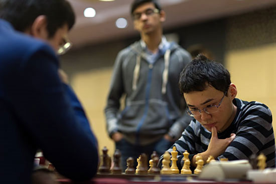 R 9 Kramnik y Yu Yangyi con Giri mirando