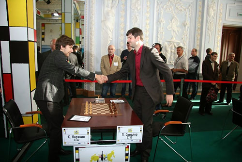 R 9 Saludo inicial de Karjakin y Svidler sin contacto visual
