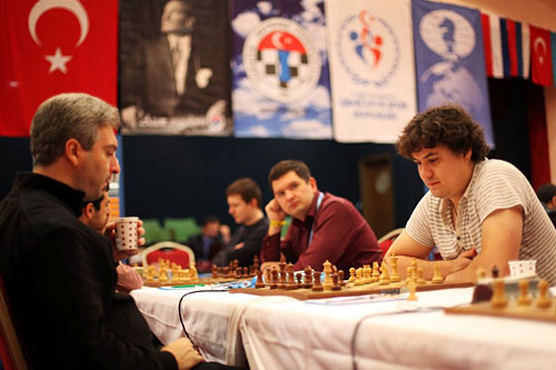 R 9 el ucraniano Korobov, der, vence al armenio Akopian