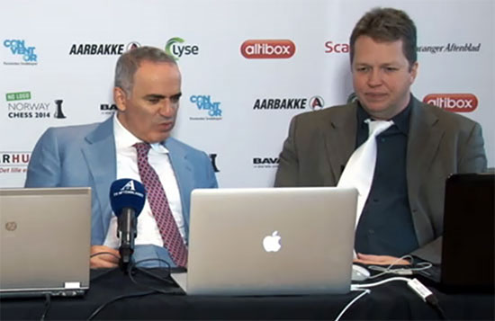 R1 Kasparov comentando las partidas con Short 