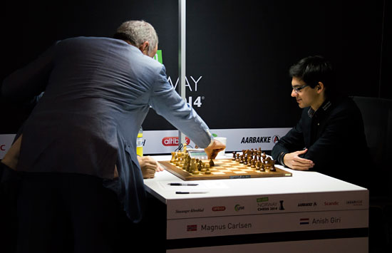 R1 Kasparov hace la jugada inicial en la partida Carlsen vs Giri
