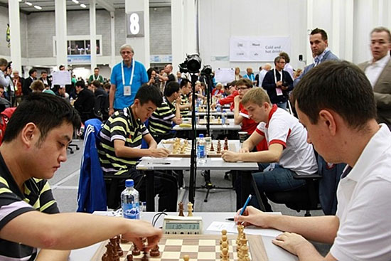 R11 China vence a Polonia