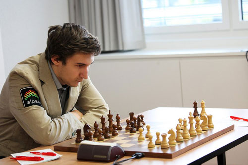 R11 Karjakin, dudando entre 3...d5 y 3...c5. Zug 2013