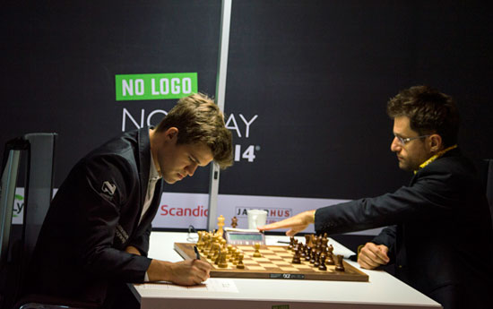 R5 Carlsen gana una importante partida a Aronian