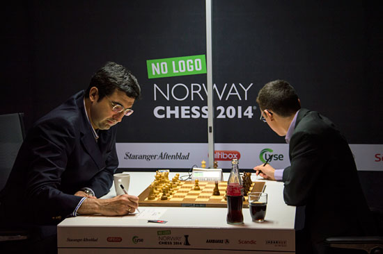 R5 Kramnik logra quebrar la resistencia del líder Caruana