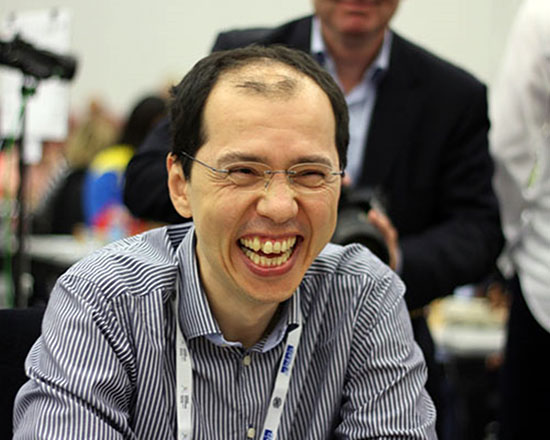 R6 El ex campeón mundial Rustam Kasdidzhanov, con buenas razones para estar feliz, triunfos sobre Naiditsch, Ivanchuk y Kramnik