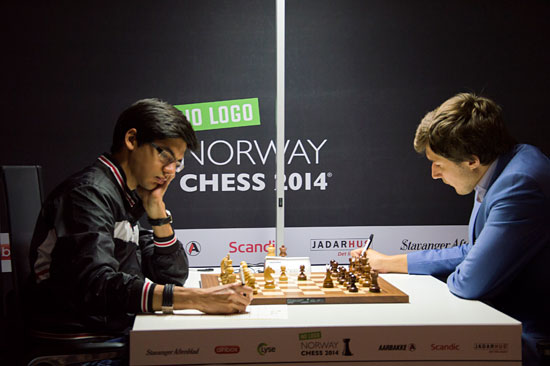 R7 Giri cae ante Karjakin en 131 jugadas tras un grave error 