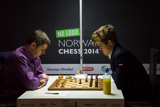 R8 Svidler logra un inesperado empate ante un a todas luces decepcionado Carlsen