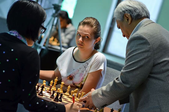 R9 Lopota ¡Qué mirada! A. Muzychuk vs Hou Yifan