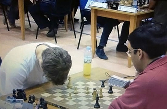 Rapid R12 Carlsen comete un grave eror ante Anand 