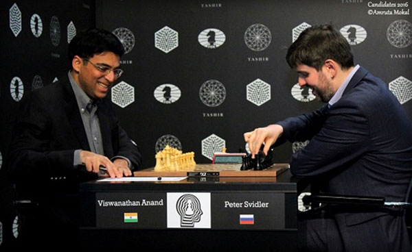 Relajado momento previo de Anand Svidler Candidatos 2016 ©  Amruta Mokal, ChessBase India