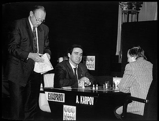 Relajado post mortem entre Kasparov y Karpov Lyon 1990