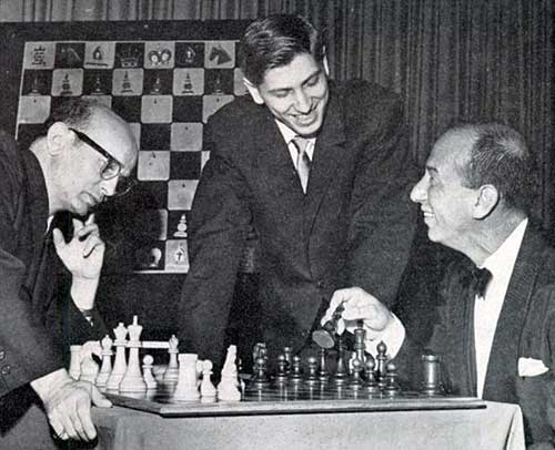 Reshevsky, Fischer y José Ferrer Chess Review septiembre de 1961