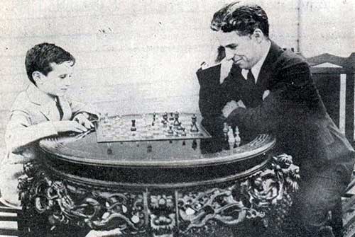 Reshevsky, con 10 años, jugando con Chaplin, durante la filmación de The Kid en 1921
