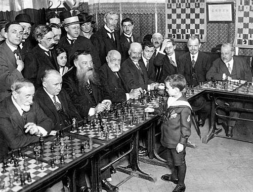 Reshevsky dando simultáneas a los 8 años en Francia