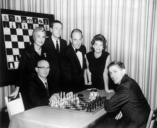 Reshevsky y Fischer con los Piatigorsky y José Ferrer en 1961
