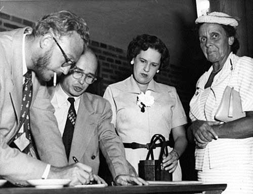 Reshevsky y al lado su esposa Norma 
