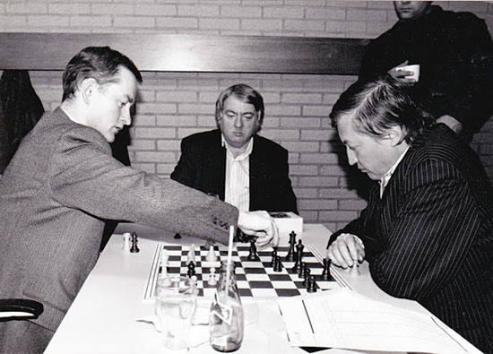 Salov y Karpov en Wijk aan Zee 1998 mira Podgaets © Jos Sutmuller