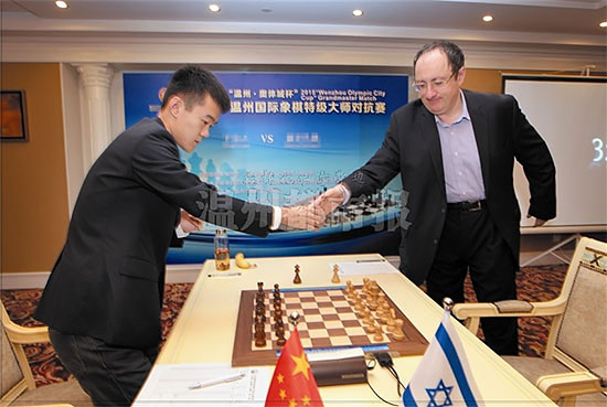Saludo inicial en la 1ª partida de Gelfand y Ding Liren sin contacto visual 