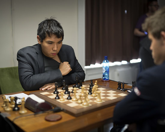 R5 Carlsen alcanza el liderato al derrotar a So 