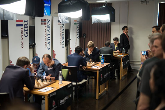 R4 El único vencedor de la ronda, Aronian, de pié